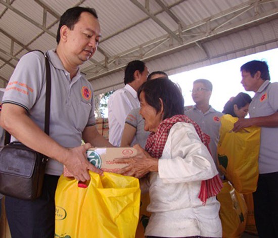 Kota Ho Chi Minh memberikan bingkisan Hari Raya Tet kepada pemuda penyandang disabilitas - ảnh 1