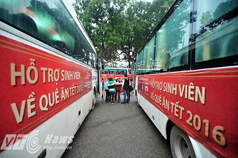 Mobil-mobil yang hangat menyambut Hari Raya Tet - ảnh 1