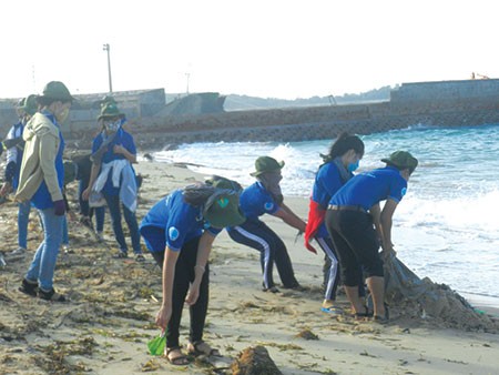 Perjalanan sukarela berkiblat ke laut dan pulau kampung halaman - ảnh 1