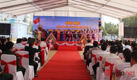 Pameran peta dan dokumen-dokumen: “Hoang Sa, Truong Sa wilayah Vietnam-Bukti-bukti sejarah dan hukum” di provinsi Gia Lai - ảnh 1