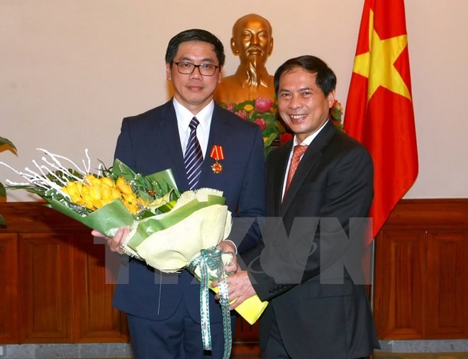 Deputi Menlu Bui Thanh Son menyampaikan Bintang Persahabatan kepada Duta Besar Singapura untuk Vietnam - ảnh 1