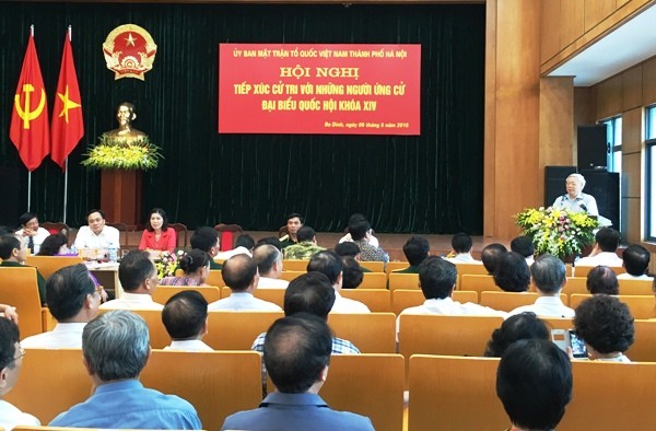 Sekjen Nguyen Phu Trong melakukan kontak dengan pemilih dan melakukan kampanye pemilihan di kota Hanoi - ảnh 1