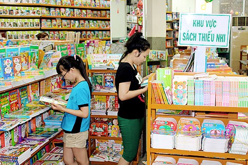 Pasar buku musim panas untuk anak-anak menjadi ramai - ảnh 1