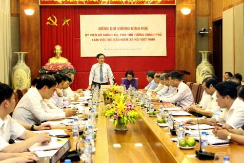 Deputi PM Vuong Dinh Hue melakukan temu kerja dengan Asuransi Sosial Vietnam - ảnh 1