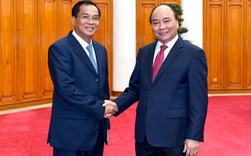 PM Nguyen Xuan Phuc menerima Menteri Perencanaan dan Investasi Laos, Xuphan Keomixay - ảnh 1