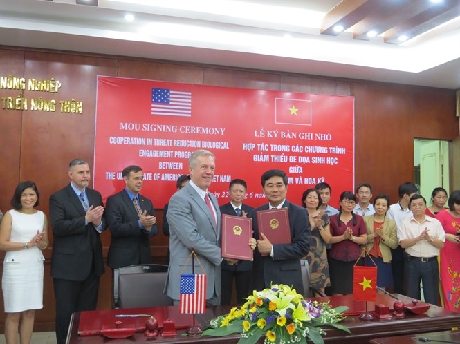 Vietnam dan AS menandatangani MoU kerjasama dalam berbagai program meminimalkan ancaman biologi - ảnh 1