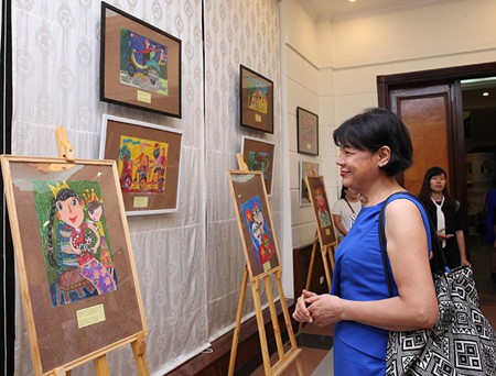 Pameran lukisan anak-anak sehubungan dengan Hari Keluarga, Kasih Sayang dan Kesetiaan dari Federasi Rusia - ảnh 1