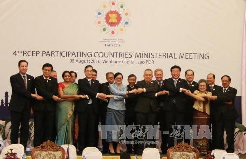 Konferensi AEM-48 menciptakan fundasi bagi pembangunan dengan sukses Komunitas Ekonomi ASEAN - ảnh 1