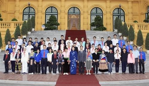 Wakil Presiden Dang Thi Ngoc Thinh melakukan pertemuan dengan rombongan pemuda dan pra-pemuda yang tipikal dari provinsi Lao Cai - ảnh 1