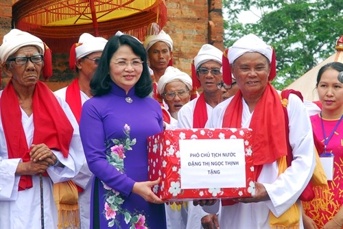 Wakil Presiden Negara Vietnam, Dang Thi Ngoc Thinh menghadiri pesta Kate di provinsi Ninh Thuan - ảnh 1