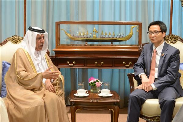 Deputi PM Vu Duc Dam melakukan pertemuan dengan Presiden Sri Lanka dan Deputi PM Qatar - ảnh 1