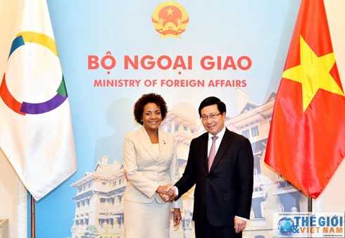 Deputi PM, Menlu  Pham Binh Minh melakukan pembicaraan dengan Sekjen Fransophonie Michaelle Jean - ảnh 1