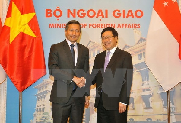 Deputi PM, Menlu Pham Binh Minh melakukan pembicaraan dengan Menlu Singapura, Vivian Balakrishnan - ảnh 1