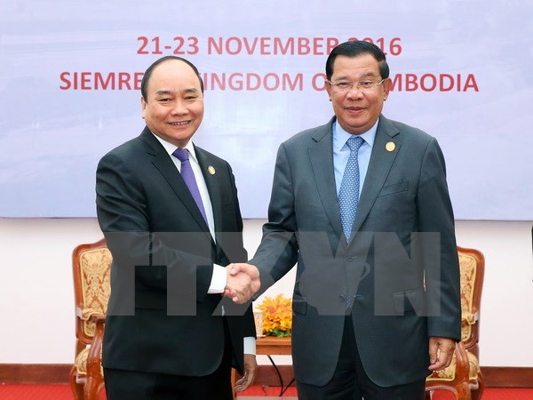 PM Nguyen Xuan Phuc melakukan pembicaraan dengan PM Kamboja Hunsen - ảnh 1