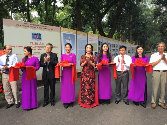 Membuka pameran foto “Aktivitas diplomatik yang dilakukan oleh Presiden Ho Chi Minh tahap 1954-1969” - ảnh 1