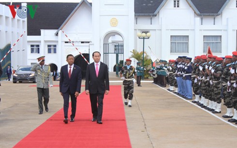 Presiden Tran Dai Quang melakukan pembicaraan dengan Presiden Madagaskar, Hery Rajaonarimampianina - ảnh 1