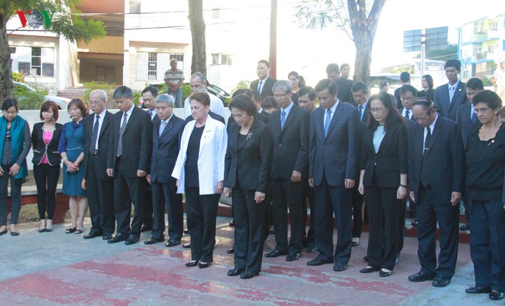 Ketua MN Nguyen Thi Kim Ngan meletakkan karangan bunga di Tugu Monumen Presiden Ho Chi Minh di Kuba - ảnh 1