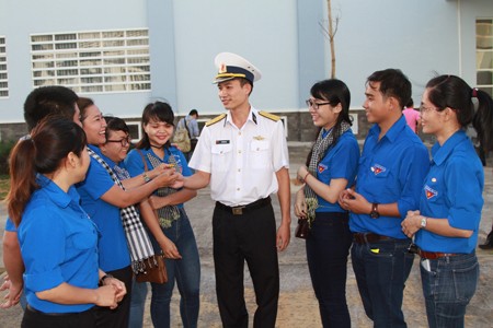 Pesta “Musim Semi di Laut dan Pulau” yang penuh dengan perasaan antara tentara dan rakyat di Kawasan 4 Angkatan Laut - ảnh 1