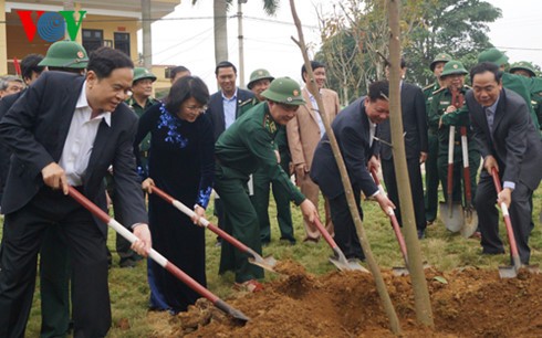 Wakil Presiden Dang Thi Ngoc Thinh mencanangkan pesta penghijauan di provinsi Hoa Binh - ảnh 1