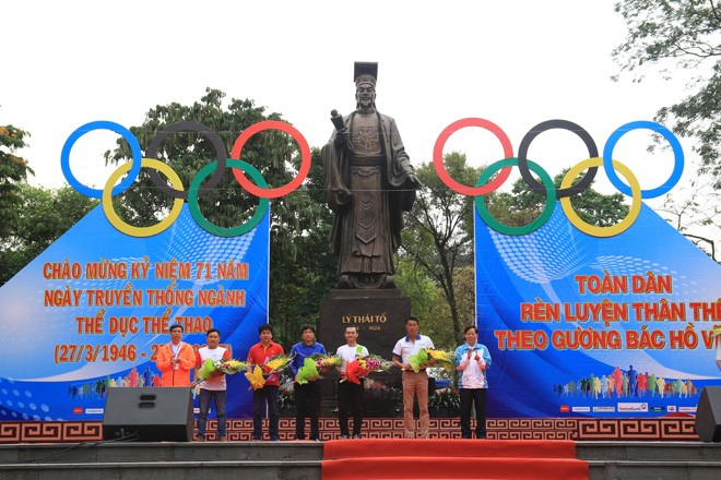 Menyambut Hari Lari Olympiade demi kesehatan seluruh rakyat. - ảnh 1