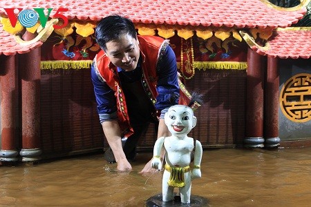 Seniman Phan Thanh Liem-Orang yang memasang sayap bagi wayang golek air tradisional - ảnh 1