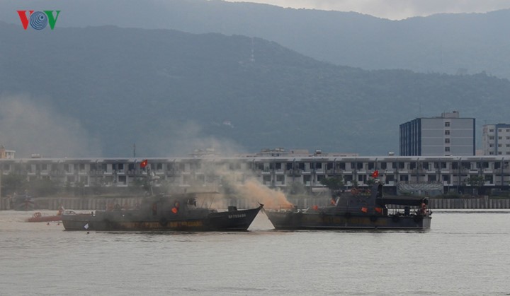 Angkatan Laut AS dan kota Da Nang berkoordinasi melakukan latihan menghadapi insiden luberan minyak di sungai Han - ảnh 1