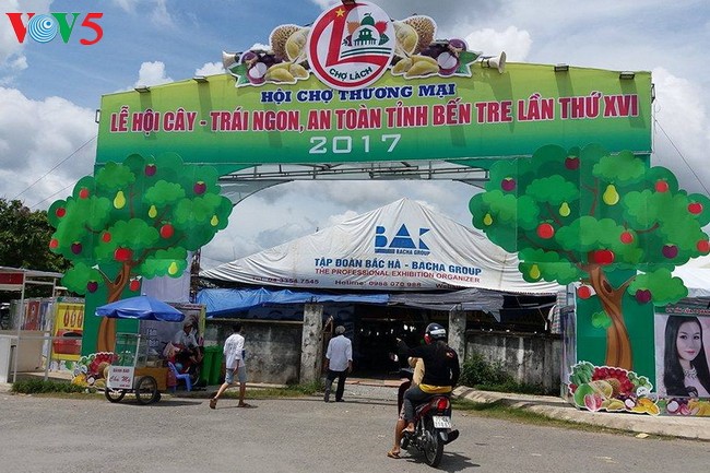 Banyak produk khas pada Festival Pohon dan Buah-Buahan yang enak dan aman Ben Tre 2017 - ảnh 1