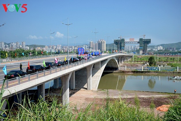 Deputi PM Truong Hoa Binh menghadiri upacara peresmian jembatan Peilun II Vietnam-Tiongkok - ảnh 1