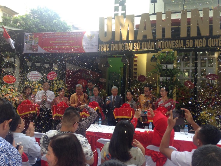 Membawa bahan makanan dan minuman Indonesia lebih dekat dengan warga Vietnam - ảnh 1