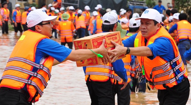 Mengumpulkan derma untuk membantu mengatasi akibat hujan dan banjir. - ảnh 1