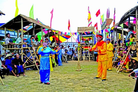 Anak-anak desa nelayan asyik menyanyikan lagu rakyat Bai Choi - ảnh 1