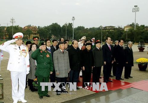 Memperingati ulang tahun ke-88 berdirinya Partai Komunis Vietnam: Pimpinan Partai Komunis Vietnam dan Negara Vietnam masuk mousolium untuk berziarah kepada Presiden Ho Chi Minh - ảnh 1