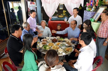 Hari Raya Tet Vietnam di Laos - ảnh 1