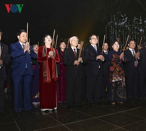 Sekjen Nguyen Phu Trong membakar hio di Tugu Monumen Peringatan Raja Ly Thai To dan mengucapkan selamat Hari Raya Tet kepada Kota Hanoi - ảnh 1