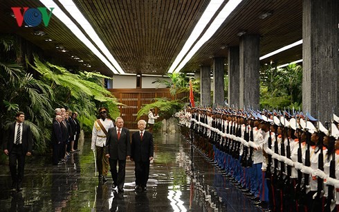 Sekjen Nguyen Phu Trong melakukan pembicaraan dengan Ketua Kuba, Raul Castro Ruz - ảnh 1