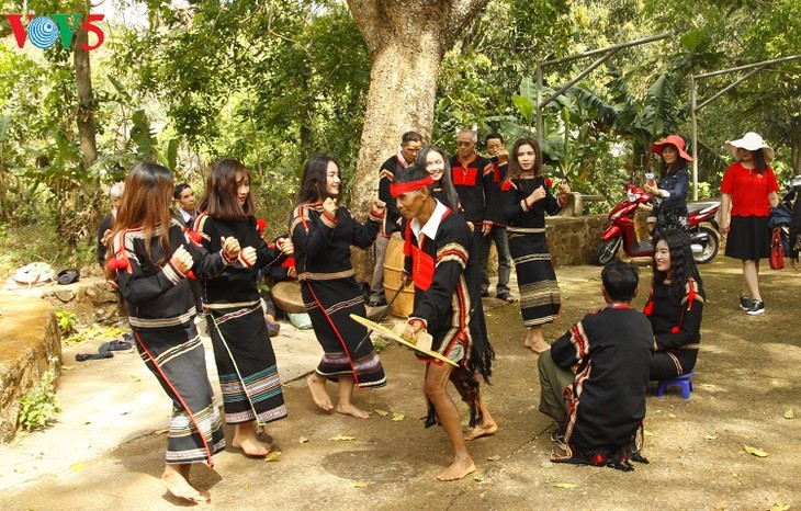 Orang-orang penerus kebudayaan tradisional etnis - ảnh 1