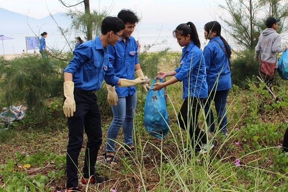 Kira-kira 500 anggota Liga Pemuda dan pemuda ikut serta dalam Kampanye Laut Biru Vietnam - ảnh 1