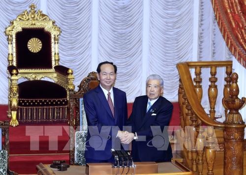 Presiden Tran Dai Quang melakukan pertemuan dengan Kaisar dan Permaisuri Jepang serta Ketua Majelis Tinggi Jepang - ảnh 1