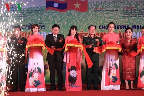 Pembukaan Pekan Raya Perdagangan Viet Nam-Laos 2018 - ảnh 1