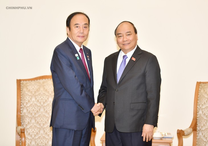 PM Nguyen Xuan Phuc menerima Gubernur Provinsi Saitama, Jepang - ảnh 1