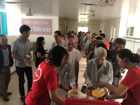 Kelompok pemberi bubur amal berbagi rasa kasih sayang kepada para pasien miskin - ảnh 1