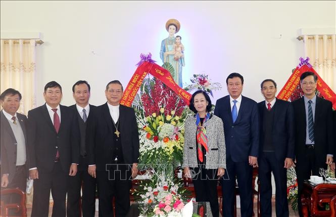 Kepala Departmen Penggerakan Massa Rakyat KS PKV Truong Thi Mai mengucapkan selamat sehubungan Hari Natal di Keuskupan Bui Chu, Provinsi Nam Dinh - ảnh 1