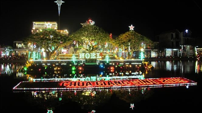 Suasana menyambut Hari Natal yang meriah di seluruh Viet Nam - ảnh 1