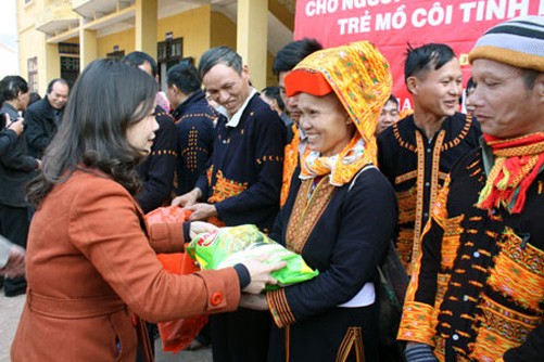 Memikirkan kebutuhan Hari Raya Tet untuk kaum miskin dan warga etnis minoritas - ảnh 1