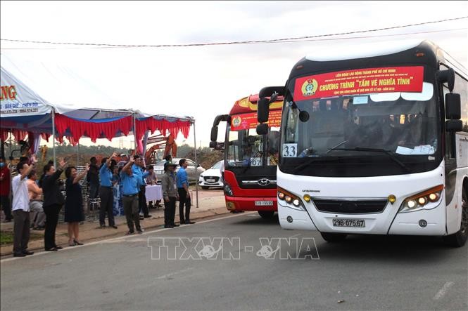 Kendaraan-kendaraan musim semi membawa kaum pekerja pulang kembali ke kampung halaman untuk merayakan Hari Raya Tet - ảnh 1