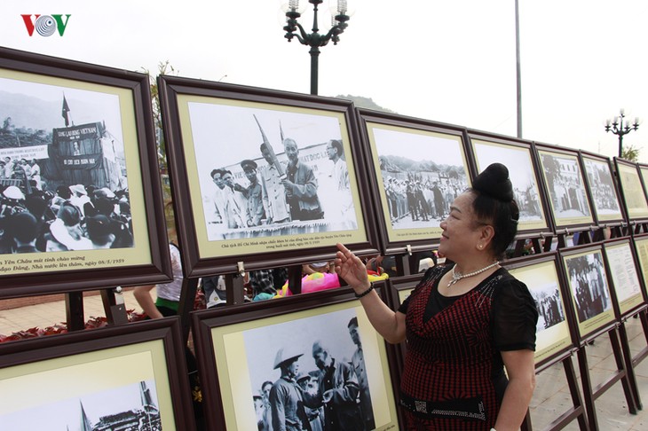 Pameran foto “Paman Ho dengan warga etnis-etnis minoritas di Provinsi Son La” - ảnh 1