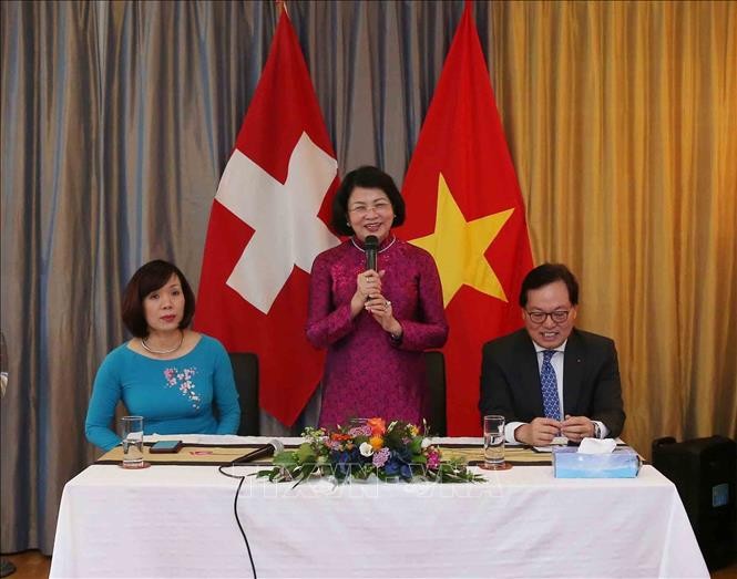 Wakil Presiden Dang Thi Ngoc Thinh melakukan pertemuan dengan wakil tipikal komunitas orang Viet Nam di Swiss - ảnh 1