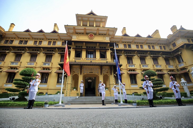 Upacara bendera ASEAN-Memperingati ulang tahun ke-52 Berdirinya ASEAN - ảnh 1