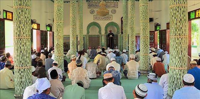 Warga etnis minoritas Cham dari Provinsi An Giang gembira menyambut Hari Raya  Idul Adha atau Hari Raya Haji - ảnh 1