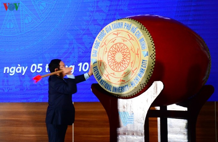 Deputi PM Vuong Dinh Hue menghadiri acara membuka angkatan di Universitas Nasional Kota Ho Chi Minh - ảnh 1